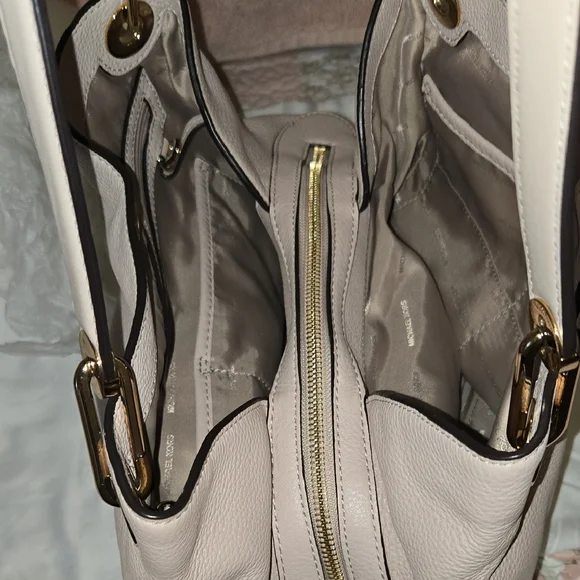 Michael Kors Soft Pebbled Leather Blush Shoulder Bag - Picture 14 of 16